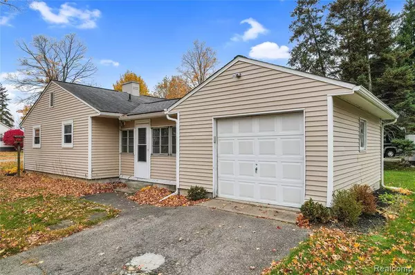 704 W Brooks Street, Howell, MI 48843