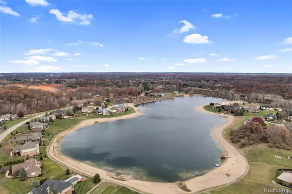 10088 Rosemarie RUN, Brighton, MI 48114