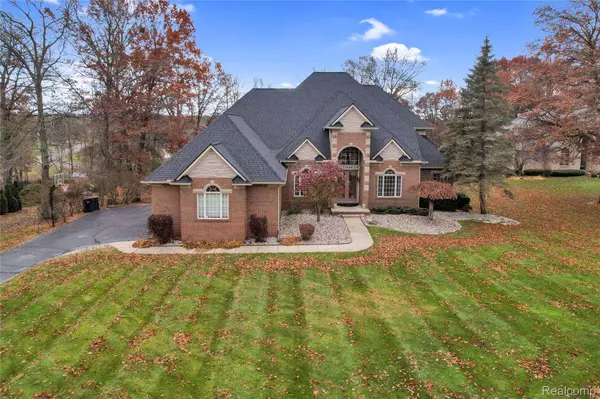 10088 Rosemarie RUN, Brighton, MI 48114