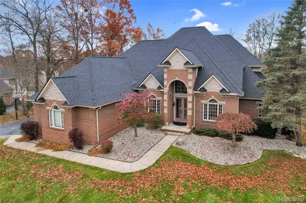 10088 Rosemarie RUN, Brighton, MI 48114