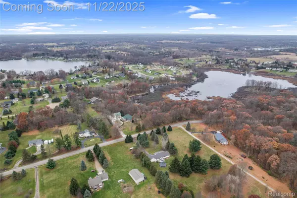 2568 W Coon Lake RD, Howell, MI 48843