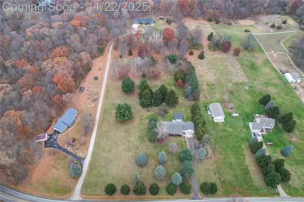 2568 W Coon Lake RD, Howell, MI 48843