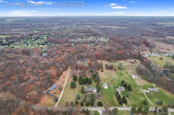 2568 W Coon Lake RD, Howell, MI 48843