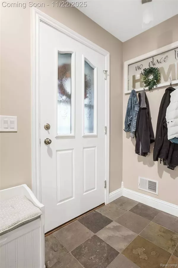 2568 W Coon Lake RD, Howell, MI 48843