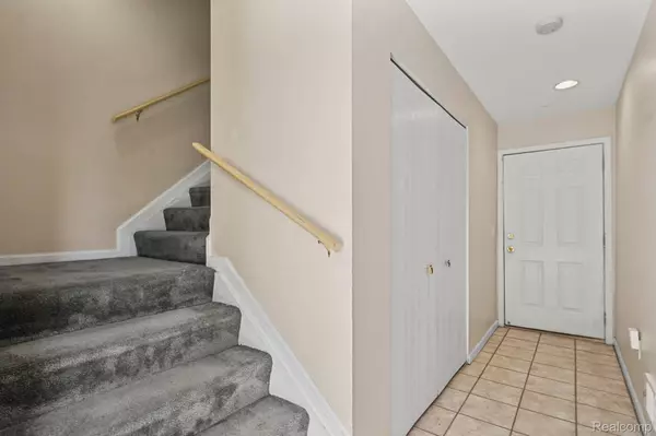 864 Amanda LN, Pontiac, MI 48340