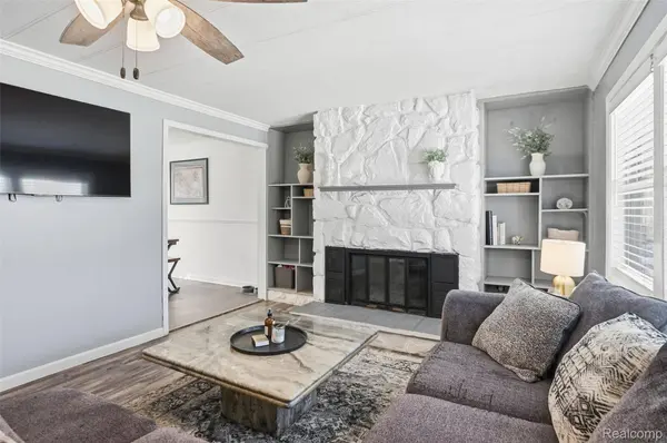 4901 Lake Grove DR, White Lake, MI 48383