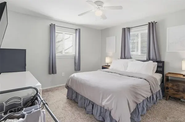 4901 Lake Grove DR, White Lake, MI 48383