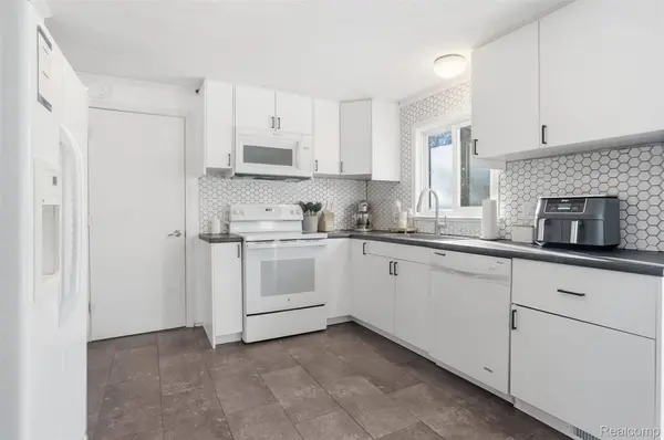 4901 Lake Grove DR, White Lake, MI 48383