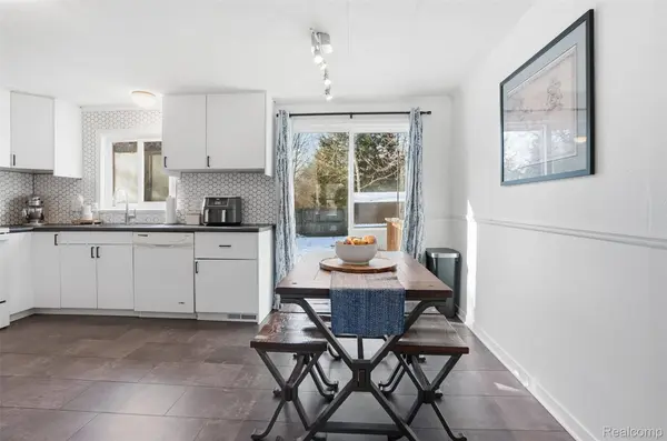 4901 Lake Grove DR, White Lake, MI 48383