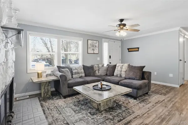 4901 Lake Grove DR, White Lake, MI 48383