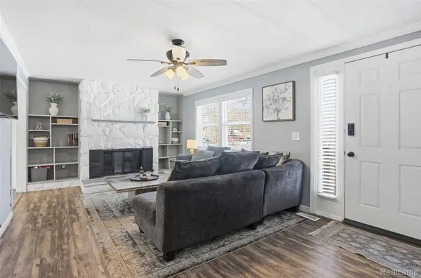 4901 Lake Grove DR, White Lake, MI 48383