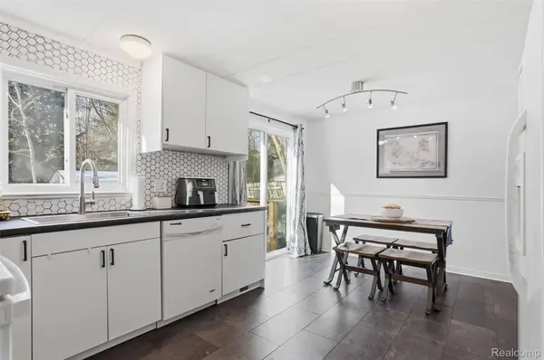 4901 Lake Grove DR, White Lake, MI 48383