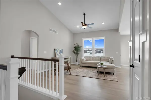 345 McDowell DR, Howell, MI 48843