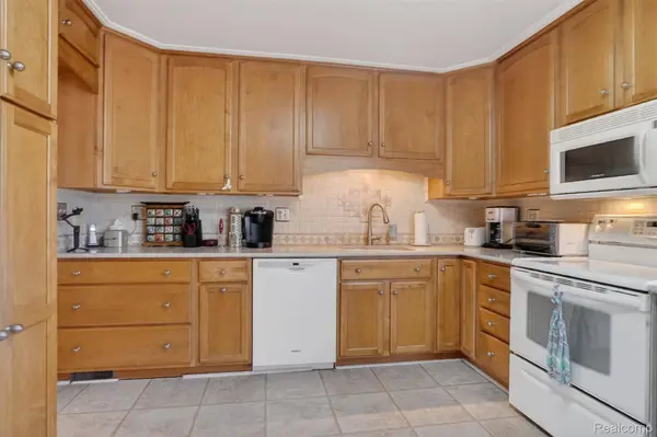 33604 Alvin ST, Garden City, MI 48135