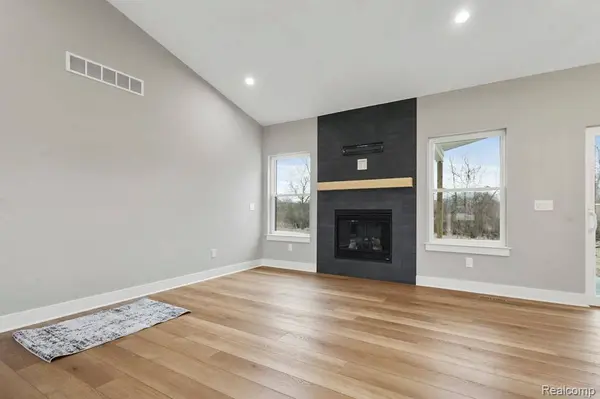 7195 Geraldine CIR, Gainestownship_genesee, MI 48473