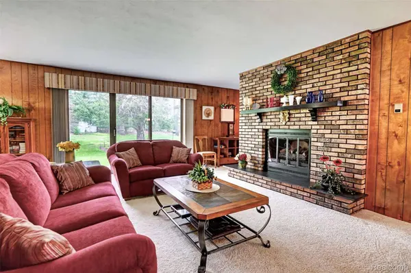 10467 McGregor RD, Hamburg Township, MI 48169
