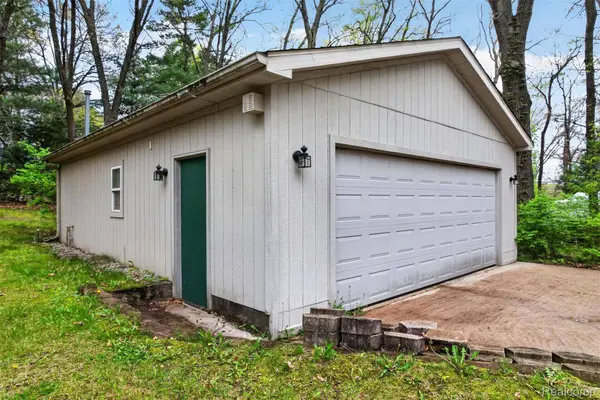 10467 McGregor RD, Hamburg Township, MI 48169
