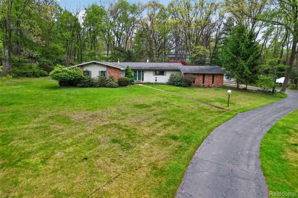 10467 McGregor RD, Hamburg Township, MI 48169
