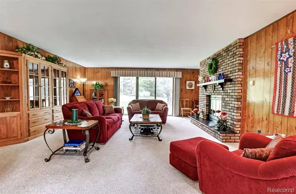 10467 McGregor RD, Hamburg Township, MI 48169