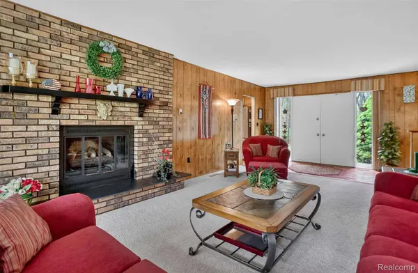 10467 McGregor RD, Hamburg Township, MI 48169