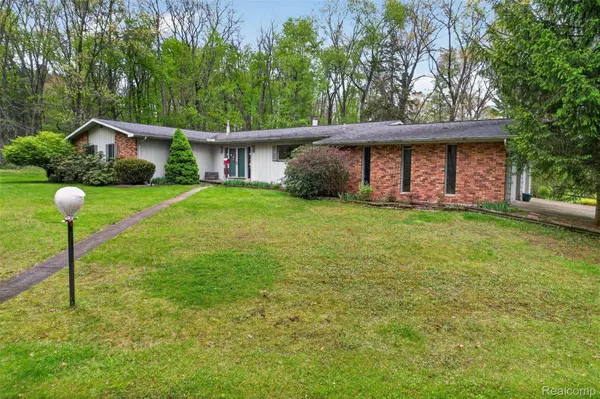 10467 McGregor RD, Hamburg Township, MI 48169