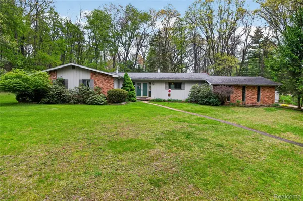 10467 McGregor RD, Hamburg Township, MI 48169