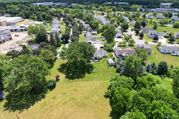 310 Browning DR, Howell, MI 48843