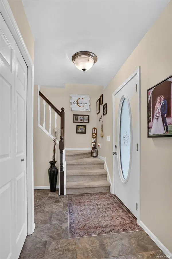7665 Towering Pines DR, Hamburg Township, MI 48116