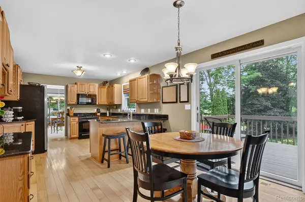 7665 Towering Pines DR, Hamburg Township, MI 48116