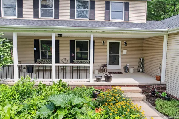 7665 Towering Pines DR, Hamburg Township, MI 48116