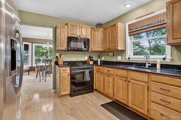 7665 Towering Pines DR, Hamburg Township, MI 48116