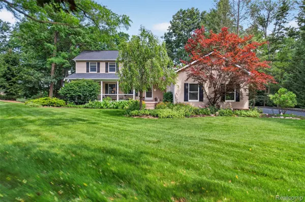 7665 Towering Pines DR, Hamburg Township, MI 48116
