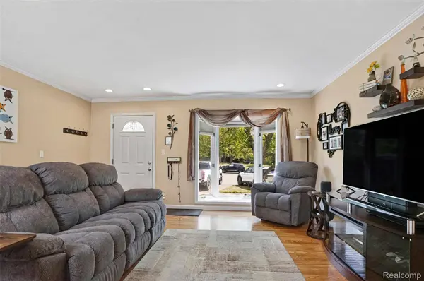 432 Lyon CT, South Lyon, MI 48178