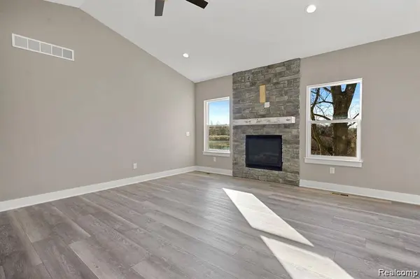 8504 Forest Glen DR, Grand Blanc Charter Township, MI 48439