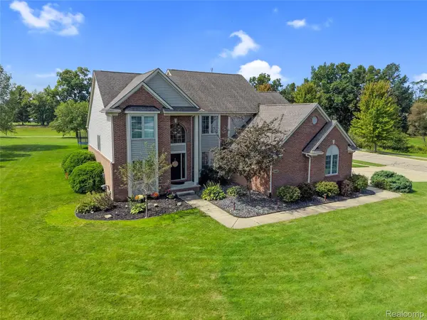2303 Arciero CT, Hartland Township, MI 48855