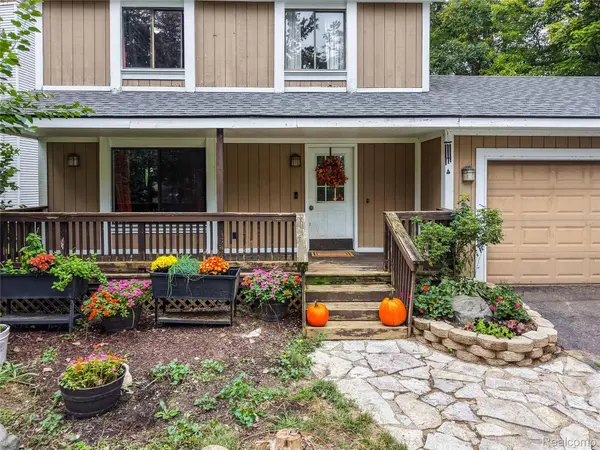 1490 Midwood DR, White Lake Charter Township, MI 48386