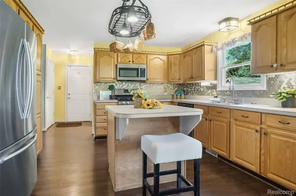 310 Browning DR, Howell, MI 48843