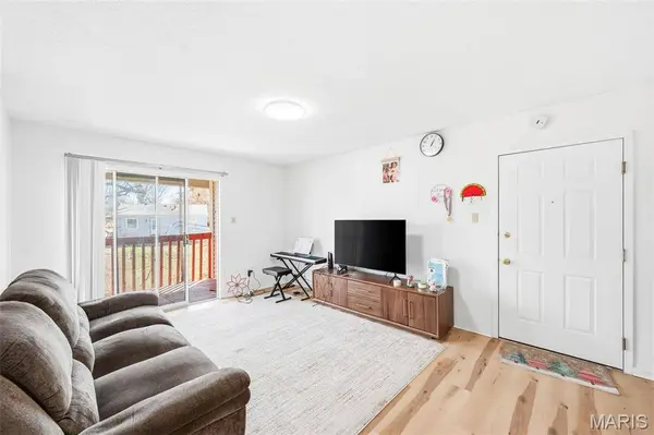 2560 Creve Coeur Mill RD #12, Maryland Heights, MO 63043