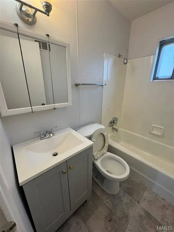 10504 Earl DR, St Louis, MO 63136