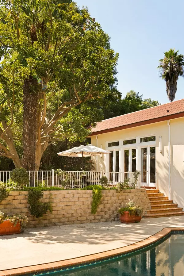 19430 Greenbriar Dr, Tarzana, CA 91356-5524