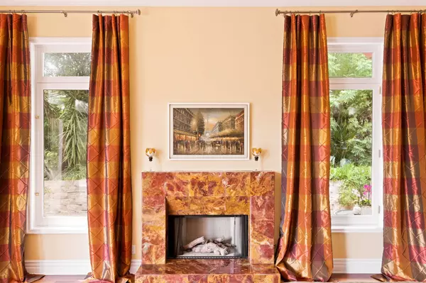 19430 Greenbriar Dr, Tarzana, CA 91356-5524