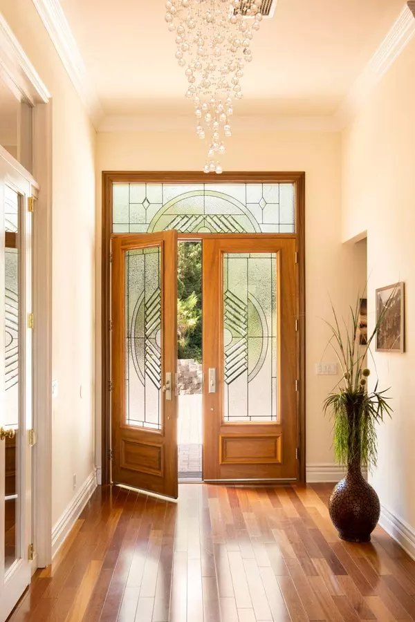 19430 Greenbriar Dr, Tarzana, CA 91356-5524