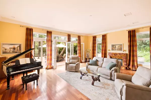 19430 Greenbriar Dr, Tarzana, CA 91356-5524