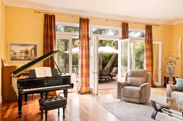 19430 Greenbriar Dr, Tarzana, CA 91356-5524