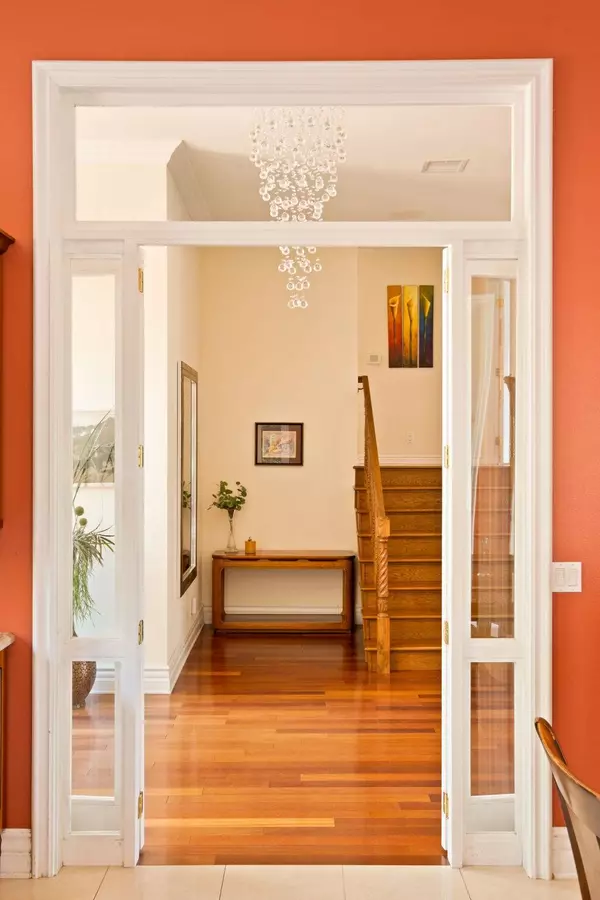 19430 Greenbriar Dr, Tarzana, CA 91356-5524