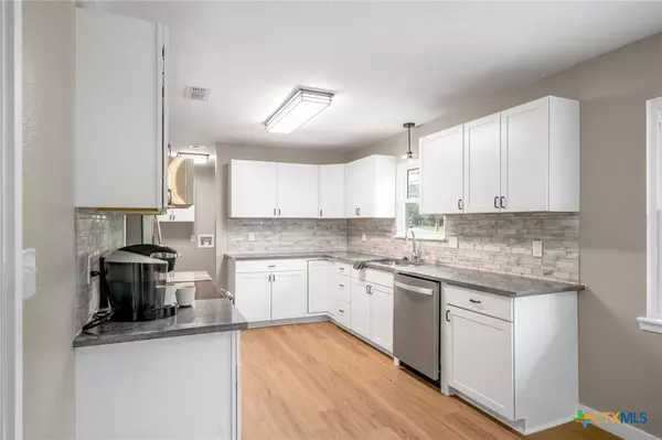 385 W Faust ST, New Braunfels, TX 78130