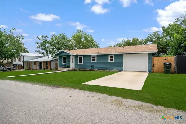 385 W Faust ST, New Braunfels, TX 78130