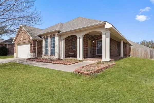 18 Lucas Lane, Edgecliff Village, TX 76134