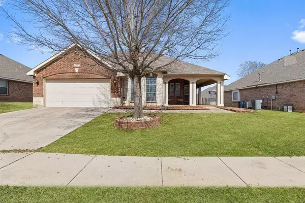 18 Lucas Lane, Edgecliff Village, TX 76134