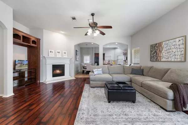 18 Lucas Lane, Edgecliff Village, TX 76134